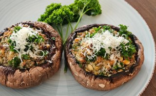 Gefüllte Portobello-Pilze mit Pinienkernen