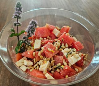Wassermelonensalat mit gerösteten Pinienkernen