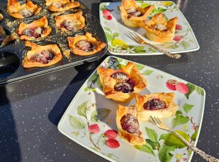 Muffins mit Blätterteig und Pflaumen