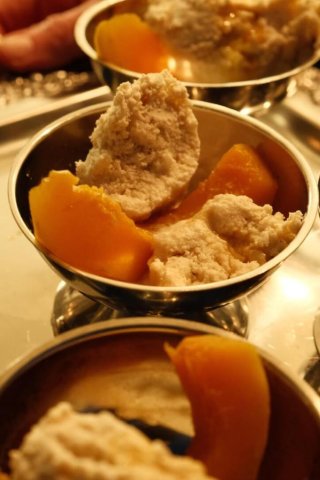 Süßer Kürbis mit Tahin-Eis und Gewürzsirup