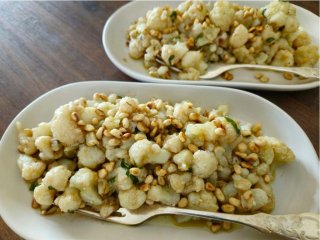 Salat vom Blumenkohl mit Pinienkernen