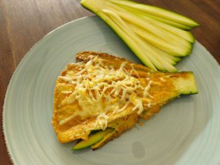 Zucchinis fächerförmig frittiert