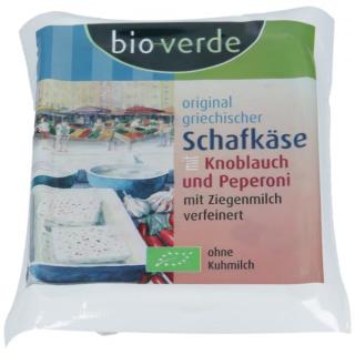 Schafskäse mit Knoblauch und Peperoni