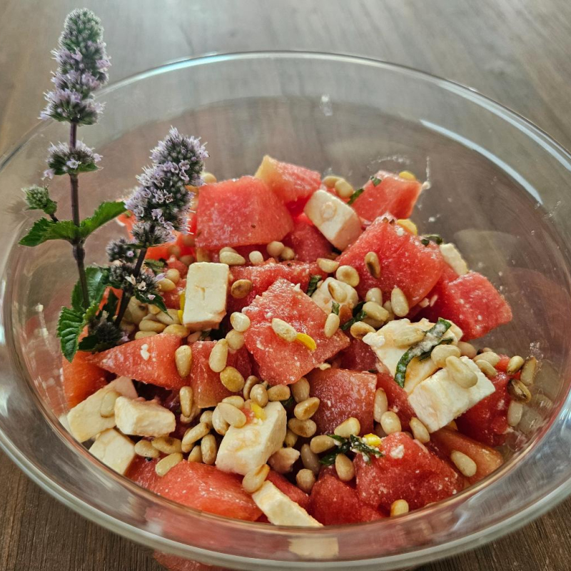 Wassermelonensalat mit gerösteten Pinienkernen