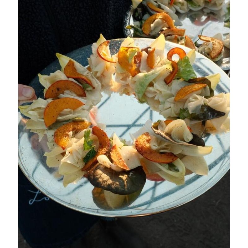 Chicorée-Schiffchen mit Kohlrabi und Kürbis