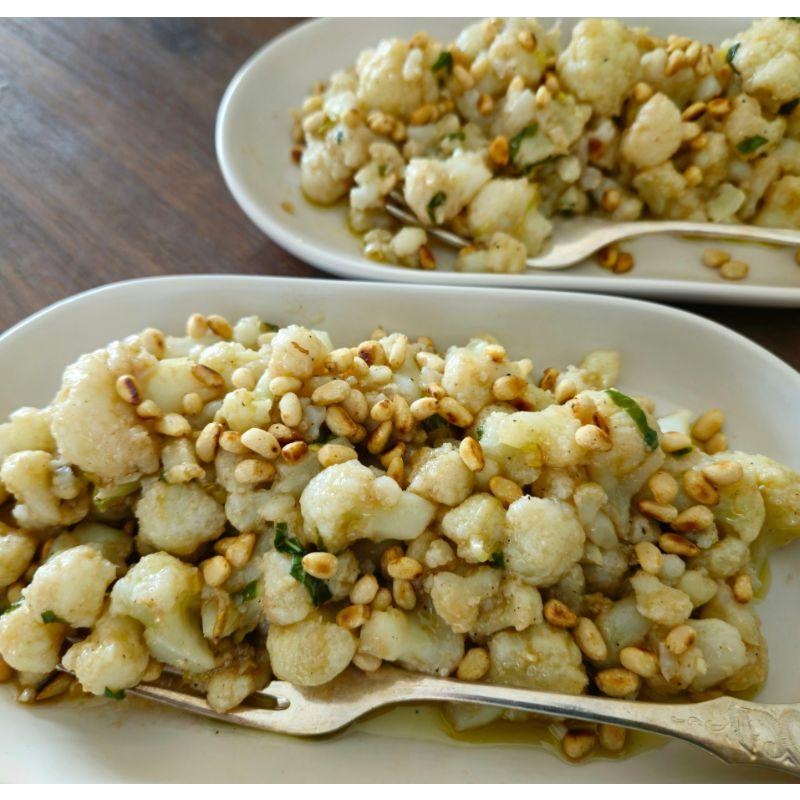 Salat vom Blumenkohl mit Pinienkernen