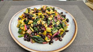 Mangold mit Rosinen und gebratenem Knoblauch