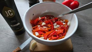 Paprika in Olivenöl und Knoblauch eingelegt
