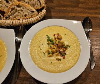 Pastinaken-Sahne-Suppe mit karamellisierten Zwiebe