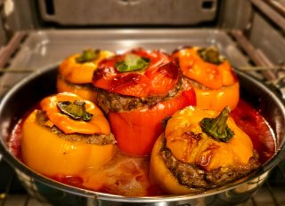 Gefüllte Paprika mit Hackfleisch und Tomatensauce
