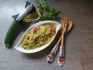 Zucchini-Nudeln mit Pesto
