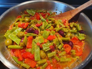 Bohnen in Tomaten-Oliven Sauce
