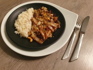 Chinakohl angebraten, mit Rosinen und Cashewnüssen