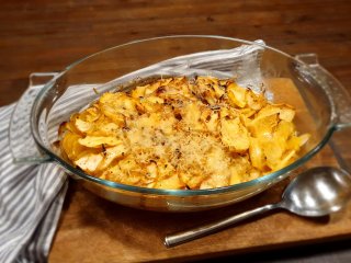 Steckrüben-Kartoffel-Apfel-Gratin mit geriebenem K