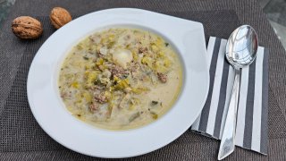 Porree-Suppe mit Hackfleisch und Käse