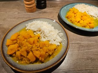 Butternut-Kürbis mit Curry, Linsen und Reis/vegan