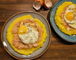Sauerkraut-Zwiebeln auf Kartoffelpüree mit Spiegel