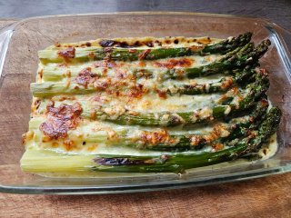 Grüner Spargel mit Parmesan überbacken