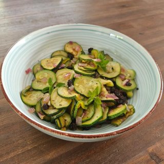 Zucchini Antipasti mit Rosinen