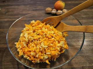 Möhren-Apfel-Salat mit Walnüssen