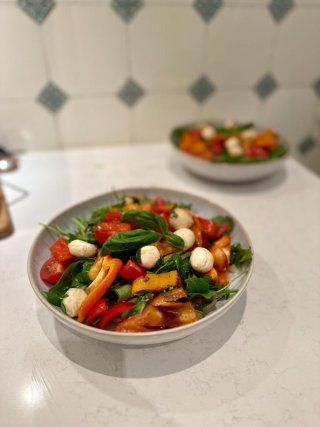 Sommerlicher Nudelsalat mit Rucola und Tomaten