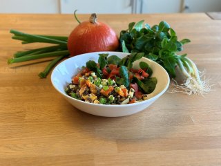 Salat mit Belugalinsen, Ofenkürbis und Feta