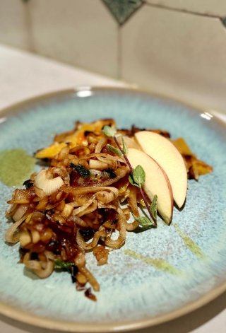 Steckrüben-Gratin mit karamellisierten Äpfeln