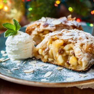 veganer Apfelstrudel mit Marzipanfüllung