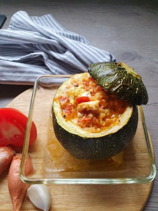 Runde Zucchini mit Feta-Füllung