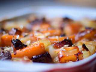 Steckrüben-Möhren-Gratin mit karamellisierten Äpfe