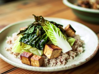 Wildkohl auf Wildreis mit Räuchertofu