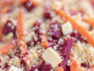 Rote-Bete-Salat mit Couscous, Karotten, Walnüssen 