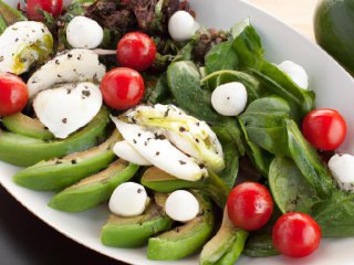 Feldsalat mit Avocado und Mozzarella