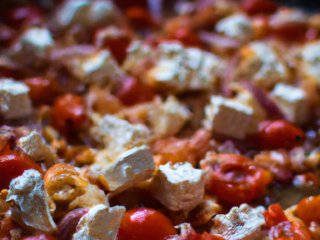 Feta auf Tomaten und Zwiebeln, in der Pfanne gebac