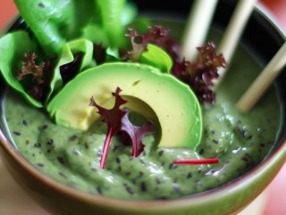 Wildsalat-Smoothie mit Avocado