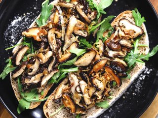 geröstete Pilze auf frischem Bauernbrot