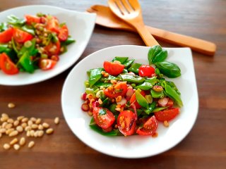 Zuckerschoten Salat mit Kirschtomaten und Lauchzw.