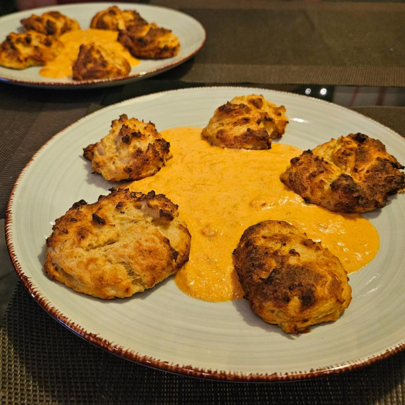 Blumenkohl-Bällchen in Tomatensoße