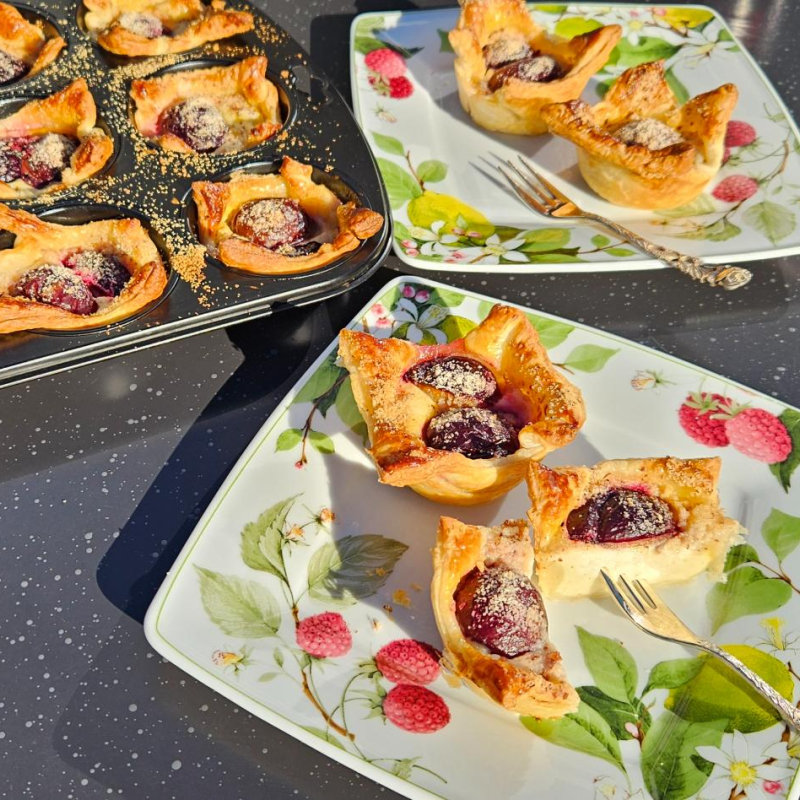Muffins mit Blätterteig und Pflaumen