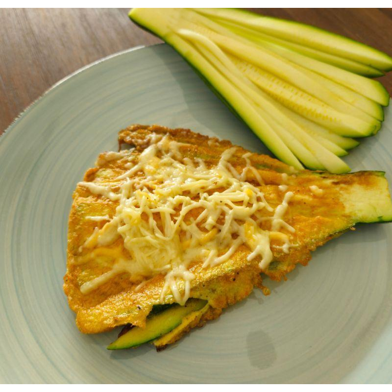 Zucchinis fächerförmig frittiert