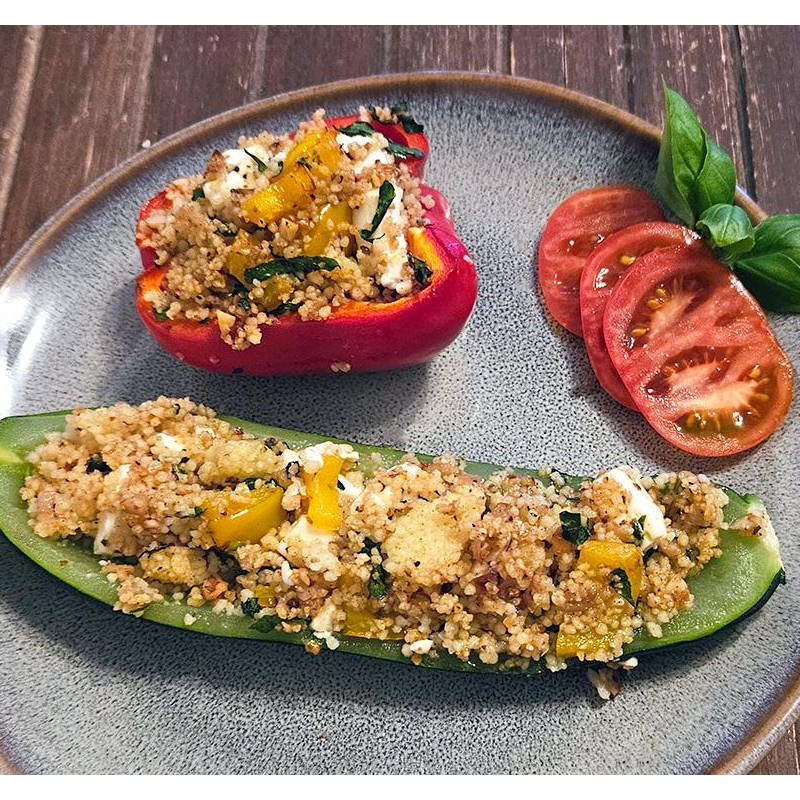 Paprika und Zucchini gefüllt mit Couscous und Feta